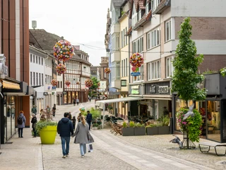 Höxter-Marktstraße-Teutoburger-Wald-Stadt Höxter-D-Ketz-181.jpg Menschen in der Fußgängerzone mit Geschäften an beiden StraßenseitenPeople in the pedestrian zone with stores on both sides of the street