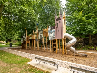 Höxter-Spielplatz Welt des Mittelalters-Teutoburger-Wald-Stadt Höxter-D-Ketz-174.jpg Spiel- und Kletterturm aus Holz mit RutscheWooden play and climbing tower with slide