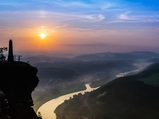 Sonnenaufgang mit Obelisk vom Lilienstein