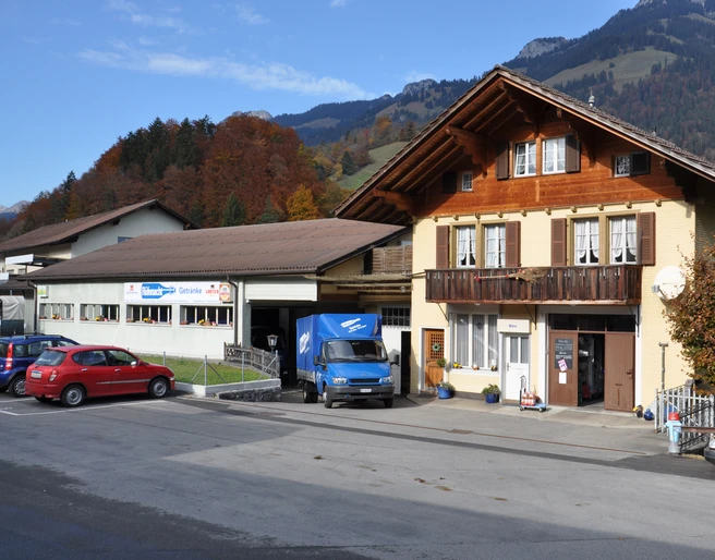 Rüfenacht Getränke mit Abholmarkt an der Bahnhofstrasse in Oey Gebäude von Rüfenacht Getränke von AussenRüfenacht Beverages building from the outsideBâtiment de Rüfenacht Boissons de l'extérieur