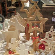 Basar Godensholt.JPG Holzdeko mit Sternen, Engeln und Elchen auf einem Marktstand mit weihnachtlicher Stimmung.