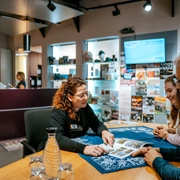 Tourist-Information  Beratung durch eine Mitarbeiterin in der Tourist-Information