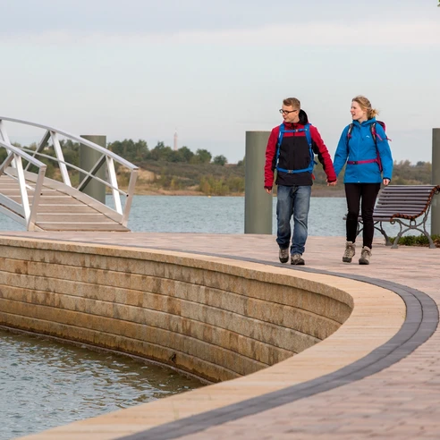 Wandern am Störmthaler See - Pause am LAGOVIDA