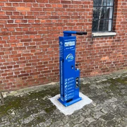 Radstation Bücken Fahrrad-Service-Station vor einer Backsteinmauer in der Gemeinde Bücken, bereit zur Fahrradreparatur.