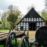 Museumshof Rahden  Historischer Bauernhof mit Fachwerkgebäuden und landwirtschaftlichen Maschinen im Freilichtmuseum.