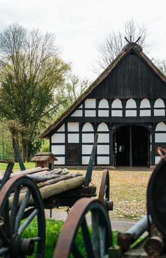 Museumshof Rahden  Historischer Bauernhof mit Fachwerkgebäuden und landwirtschaftlichen Maschinen im Freilichtmuseum.