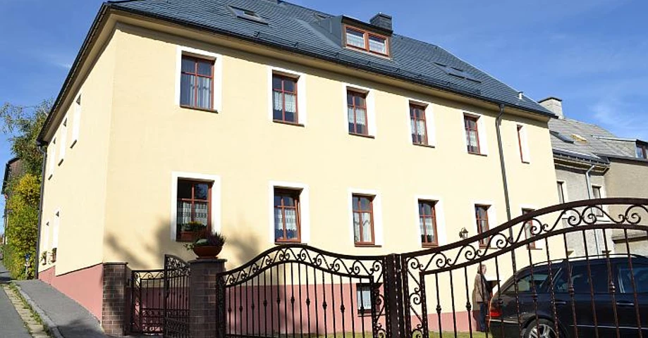 Hausansicht von der Straße