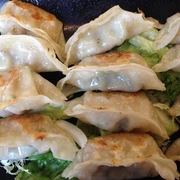 dumplings_Pixabay.jpg Dumplings liegen nebeneinander auf Salatblättern.