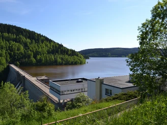 Talsperrenmauer oben beim Hochwasser 2013