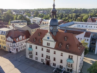 Marktplatz und Rathaus in Borna Die Luftaufnahme zeigt den Marktplatz mit bornaischem Rathaus, eines der ältesten Gebäude der Stadt