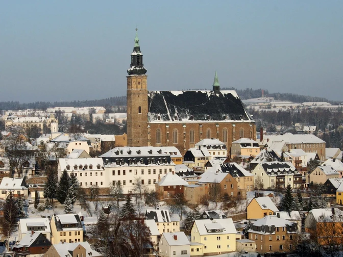 Bergstadt Schneeberg im Winter auf dem Panoramaweg