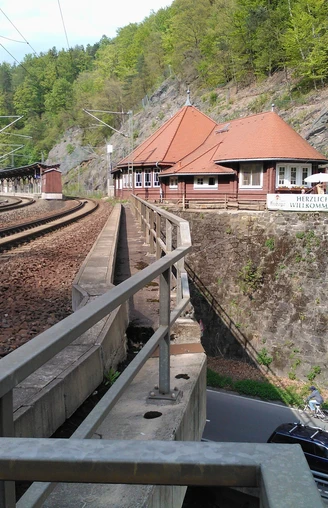 Blick auf Wanderbahnhof Edle Krone