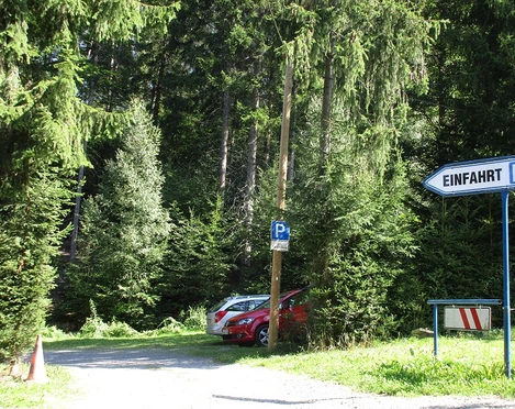 Talsperre Falkenstein gebührenpflichtiger, geräumiger Parkplatz unterhalb Staumauer
