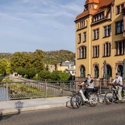 Das Rathaus von Waldheim trohnt über der Zschopau
