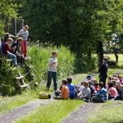 Kindergruppe auf dem Erlebnispfad