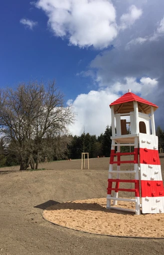 Kletterturm auf dem Spielplatz