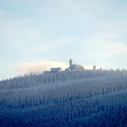 Der verschneite Fichtelberg vom Skilift Neudorf aus gesehen