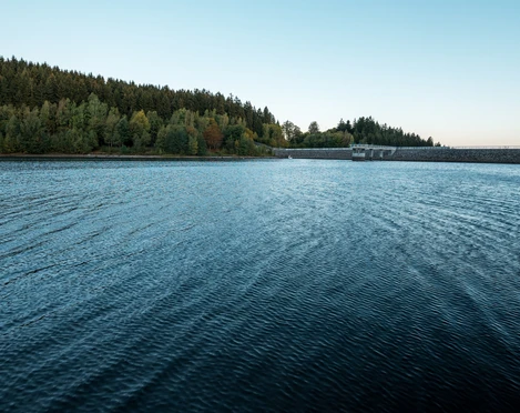 Blick zur Staumauer der Talsperre Falkenstein