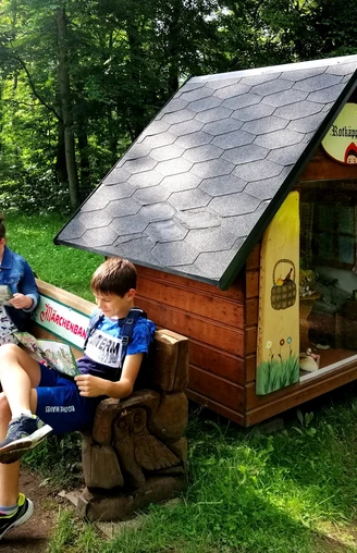 kleine Rast auf Märchenbank bei Rotkäppchen