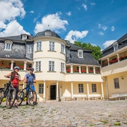 Radfahrer im Innenhof des Musikinstrumenten-Museums Markneukirchen