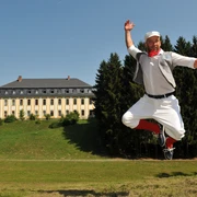 Müllerbursche vor dem Leubnitzer Schloss
