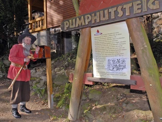 Pumphutdarsteller Heiko Harig an Stempelstelle/Sagentafel