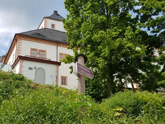 Schlossrundweg_zwischen Parkplatz und Kurfürstin-Anna-Garten