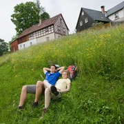 Wanderer bei der Rast im Dorf Raun bei Bad Brambach