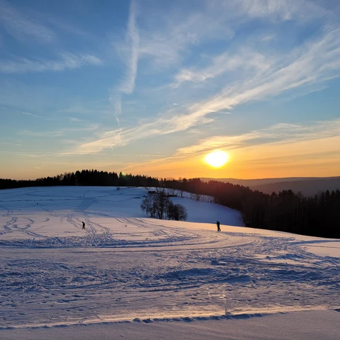 Sonnenloipe Klingenthal bei Sonnenuntergang