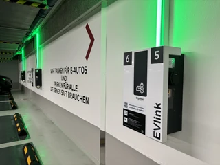 E-Ladestation im Parkhaus Neumarkt - Parken in Leipzigs Innenstadt Das Parkhaus Neumarkt bietet zahlreiche E-Ladepunkte für Elektrofahrzeuge.