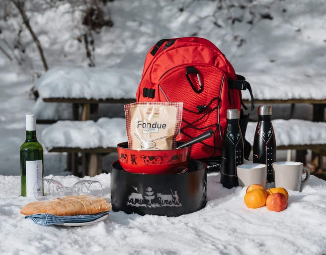 Se détendre autour d'une fondue fabuleuse, d'une tisane chauffante et d'un bon verre de vin blanc.