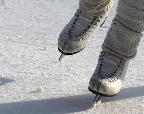 Gemütliches Eislaufen auf dem Natureisfeld Marbach