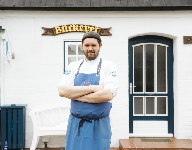 Jens Lund vor Bäckerei