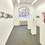 Kunstverein-Wolfenbuettel.jpg Weißer Ausstellungsraum mit Bilder an der Wand