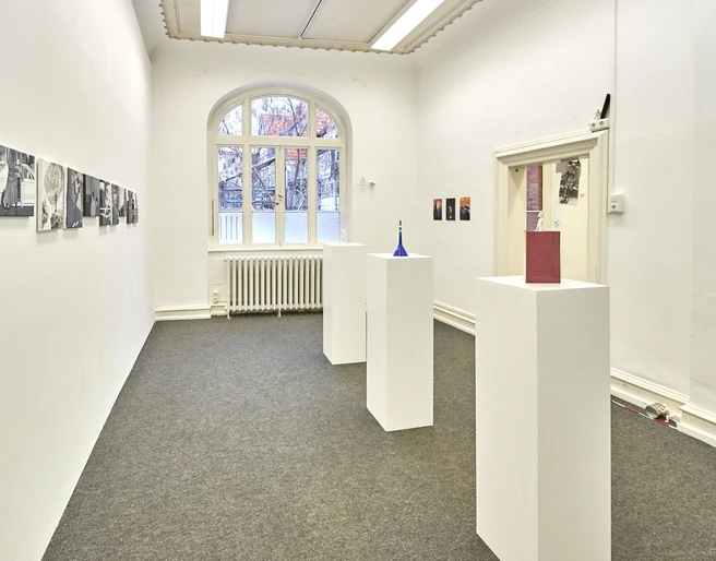 Kunstverein-Wolfenbuettel.jpg Weißer Ausstellungsraum mit Bilder an der Wand