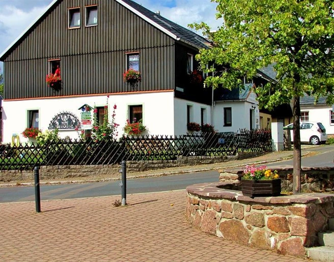 Haus Außenansicht im Sommer