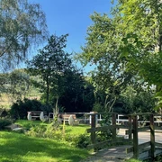 Godelheim-Tretbeckenanlage_schattiges Plätzchen.jpg Grünanlage mit kleiner Brücke