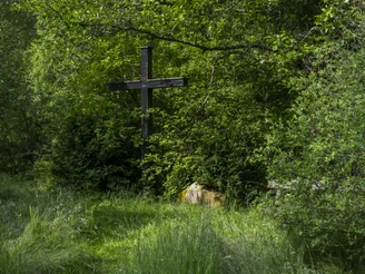 Seelenort Schwarzbachtal Ein Kreuz und ein Stein symbolisieren den Standort des ehemaligen Haus SchwarzA cross and a stone symbolise the location of the former Schwarz HouseEen kruis en een steen symboliseren de locatie van het voormalige Schwarz House