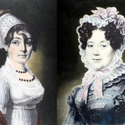Frauenleben Zwei historische Porträts zeigen Frauen in traditioneller Kleidung mit Kopfbedeckungen auf dunklem Hintergrund.