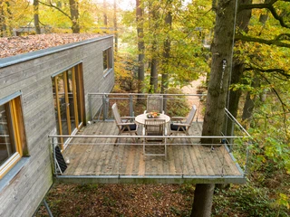 Die Terrasse eines Baumhauses  Die Terrasse eines Baumhauses