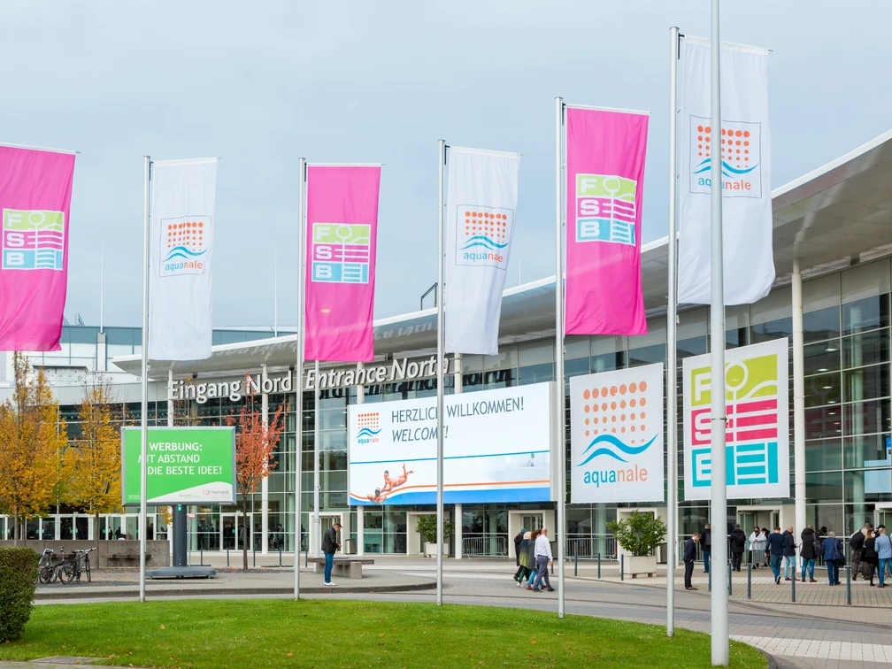 aquanale Eingang der Koelnmesse mit Plakaten und Flaggen für die AquanaleEntrance to Koelnmesse with posters and flags for the Aquanale