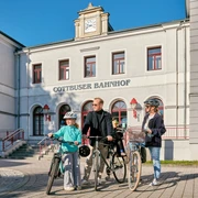 Familie vor Bahnhof Großenhain
