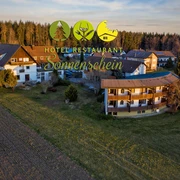 Hausansicht mit Logo