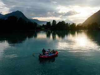 outdoor-switzerland-raclette-rafting-unterwegs-brienzseree-abend.jpg