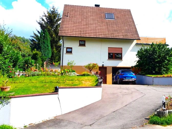 Außenansicht Haus Feicke mit Zufahrt und Garage und Sicht auf den Garten