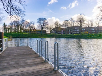 Auf dem Steg beim STADEUM kann man herlich Pausen direkt am Wasser machen