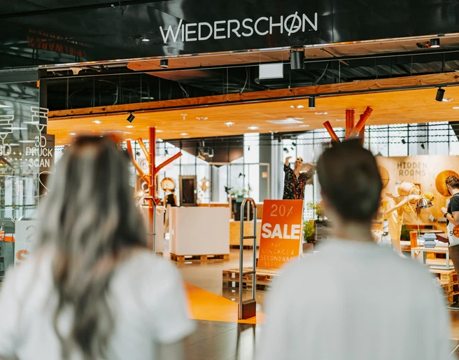 Wiederschön-Konzeptladen-Höfe-am-Brühl-Upcycling-Wiederverwertung-Nachhaltigkeit-Philipp-Kirschner-leipzig-travel.jpg Eingang Konzeptstore "Wiederschön"
