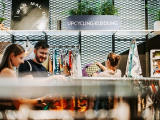Wiederschön-Conceptstore-Upcycling-Kleidung-Secondhand-Nachhaltigkeit-Philipp-Kirschner-leipzig-travel.jpg Einkauf von Secondhand-Mode im Wiederschön