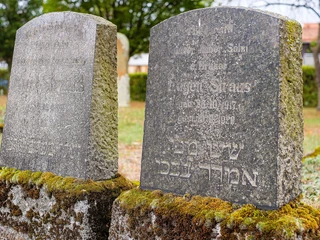 juedischer-friedhof-willingen-eimelrod -doppelgrab-straus c) skylightfotos.de.jpg