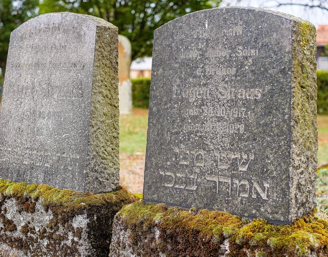 juedischer-friedhof-willingen-eimelrod -doppelgrab-straus c) skylightfotos.de.jpg